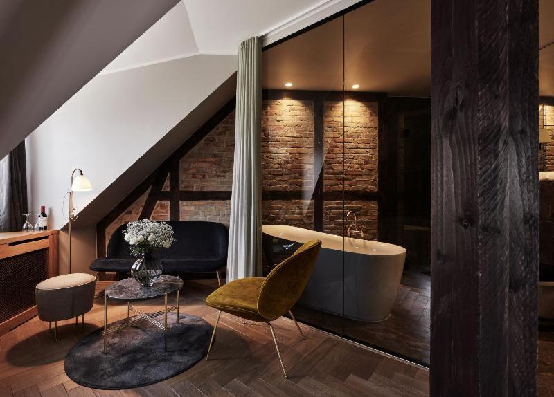 Signature Suite,1434098728:JPEG