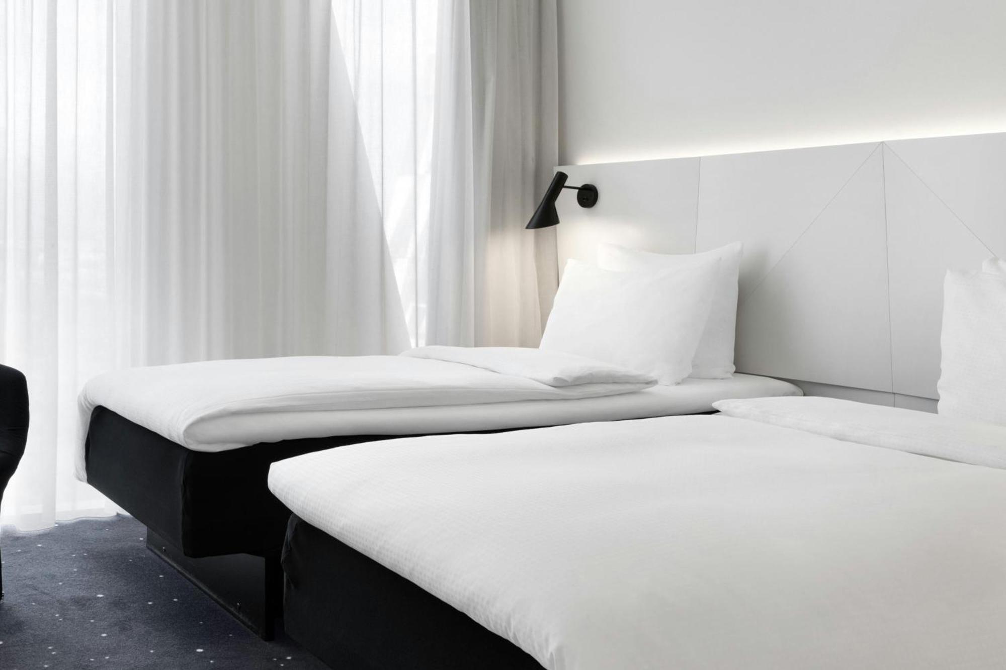 Large Standard Guest Room Twin Beds