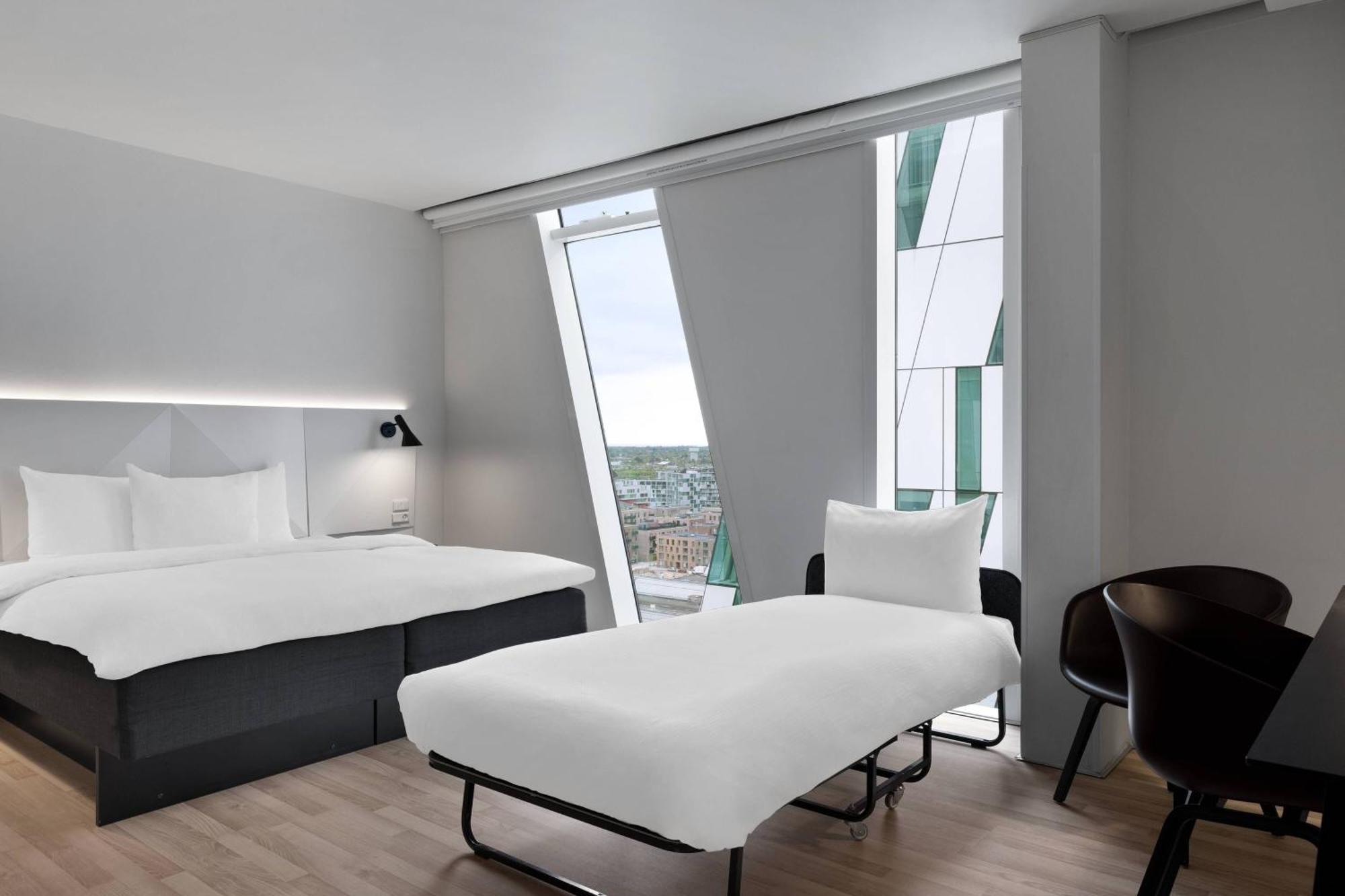 Deluxe Queen, Larger Guest room, 1 Queen,1644412501:JPEG