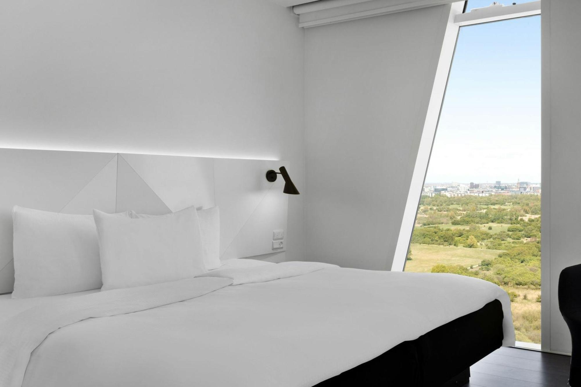 Large Standard Guest Room Queen Bed