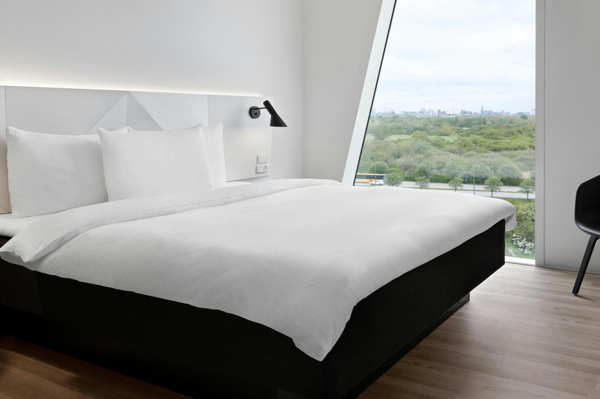 Large Standard City View, Larger guest room, 1 Queen,1644412496:JPEG