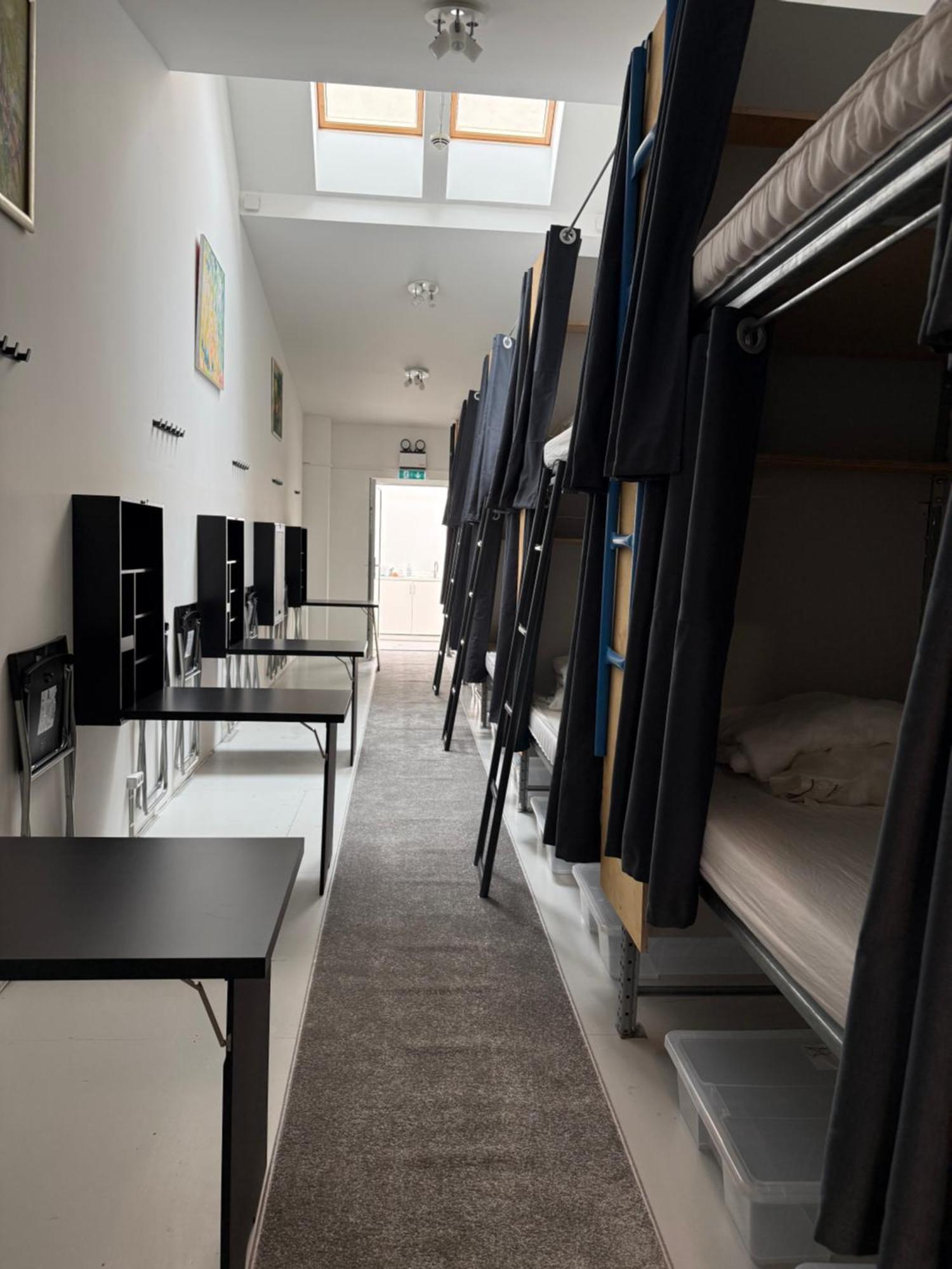 Seng på blandet sovesal med 10 senge