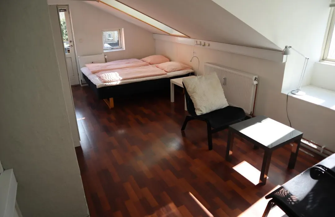 Rooms In Quiet Yellow Courtyard Apartment-1