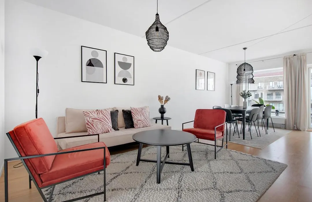 Sanders Arena - Precious Three-Bedroom Apartment Close To Metro Station-1