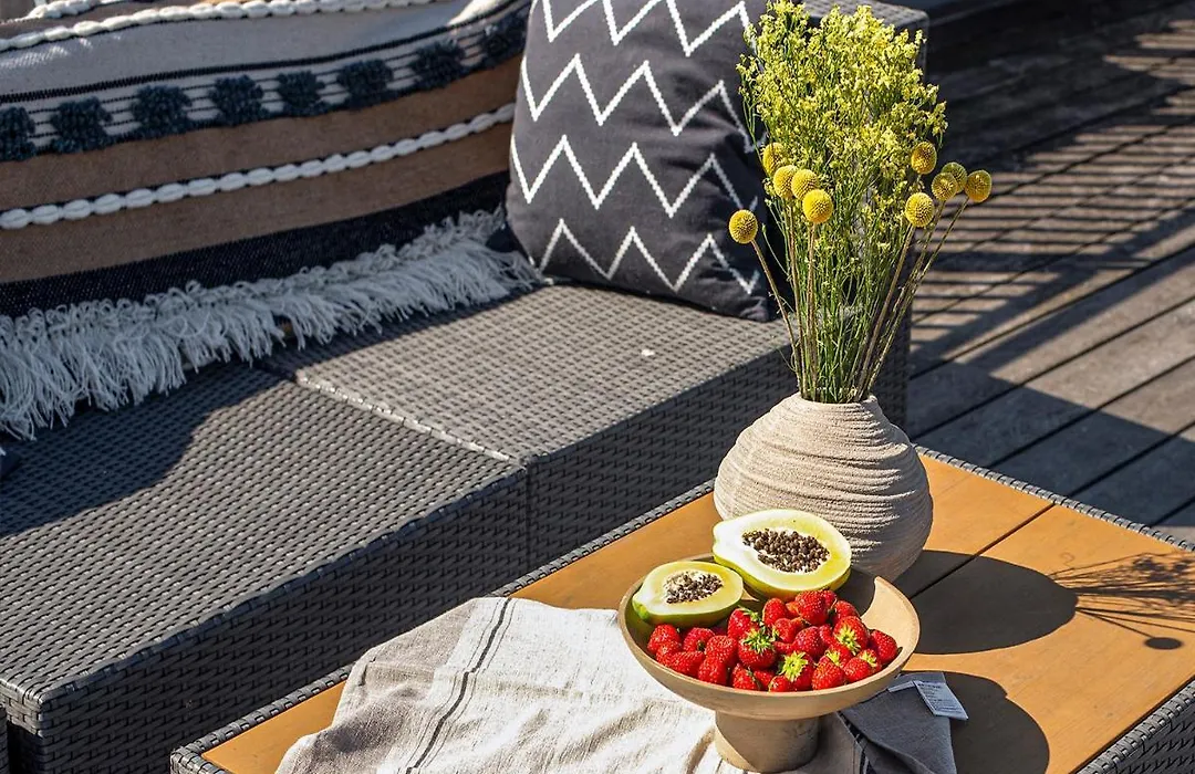 Sanders Leaves - Cute One-Bedroom Apartment With A Large Rooftop Terrace-1