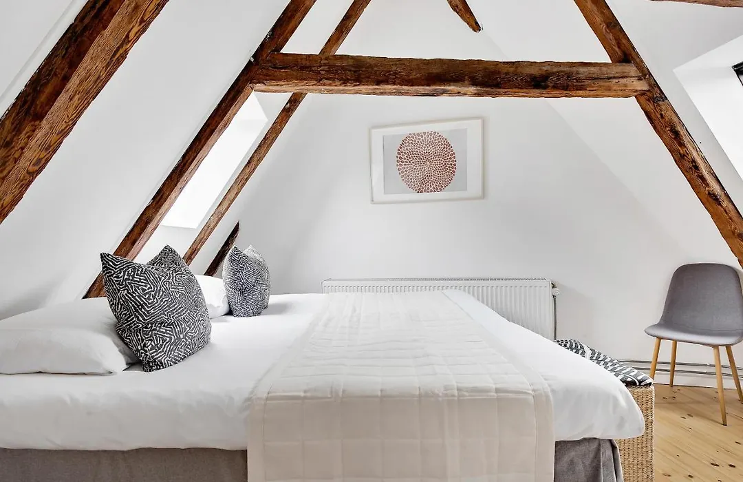 Sanders Penny - Charming Three-Bedroom Apartment In The Middle Of Action-1