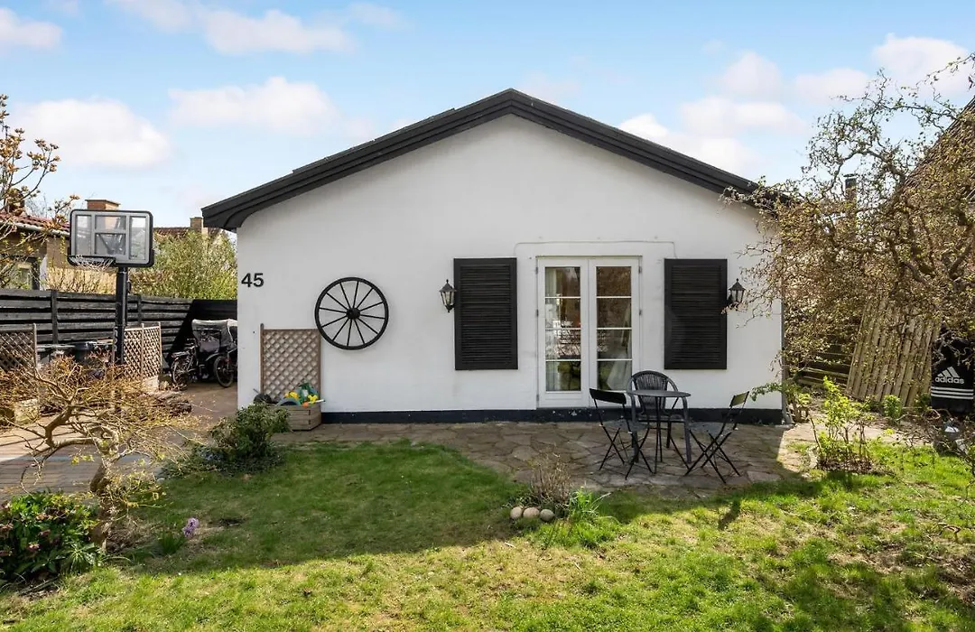 2 Bedroom Cozy Home In Kobenhavn S-1