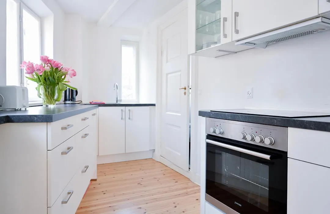 Sanders Penny - Lovely Two-Bedroom Apartment In The Middle Of Action-1