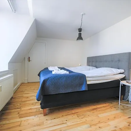 Sanders Central - Dreamy Three-Bedroom Apartment In The Middle Of It All-3