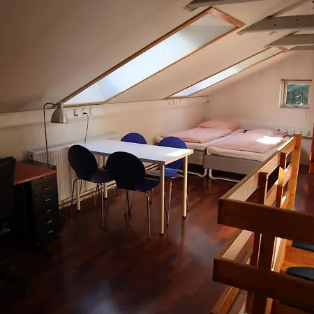 Rooms In Quiet Yellow Courtyard Apartment-2
