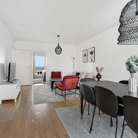 Sanders Arena - Precious Three-Bedroom Apartment Close To Metro Station-3
