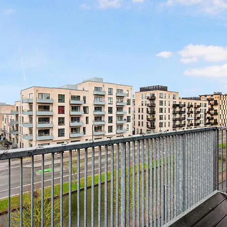 Sanders Arena - Precious Three-Bedroom Apartment Close To Metro Station-2