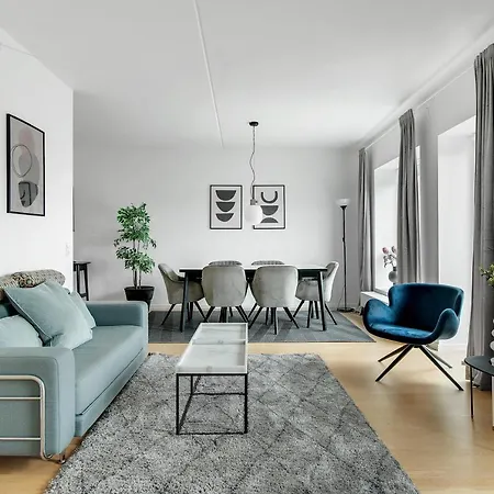 Sanders Arena - Inviting Three-Bedroom Apartment Close To Metro Station-3
