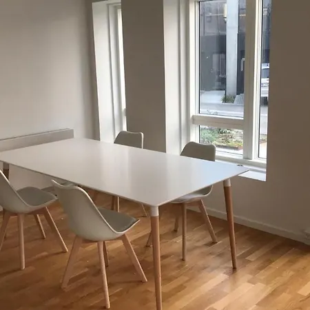 Big Room In Shared Apartment With King Size Bed-3