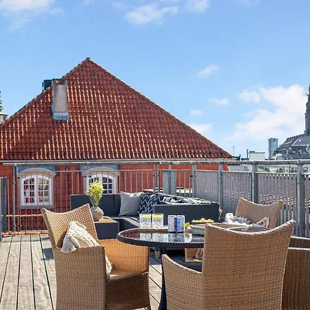 Sanders Leaves - Cute One-Bedroom Apartment With A Large Rooftop Terrace-3