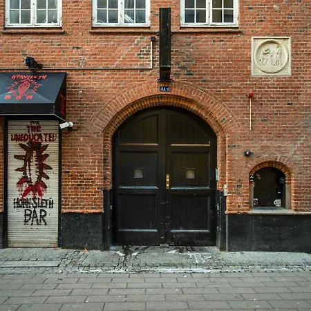 Sanders Leaves - Cute One-Bedroom Apartment With A Large Rooftop Terrace-2