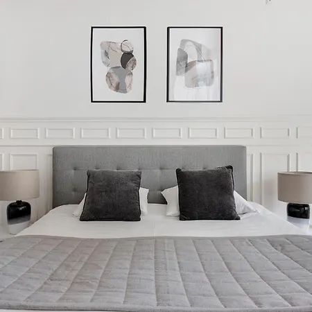Sanders Frontier - Endearing Two-Bedroom Apartment Near Royal Palace-3