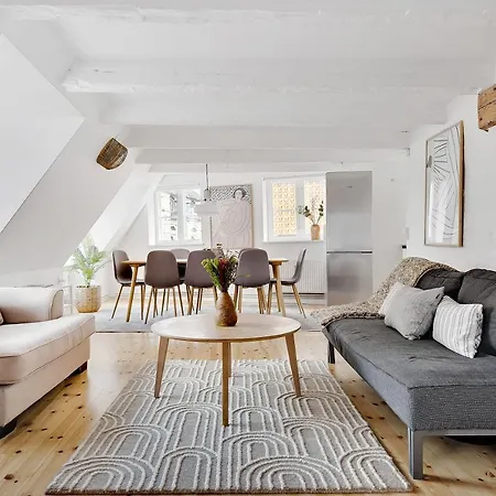 Sanders Penny - Charming Three-Bedroom Apartment In The Middle Of Action-2