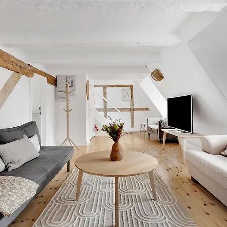 Sanders Penny - Charming Three-Bedroom Apartment In The Middle Of Action-3