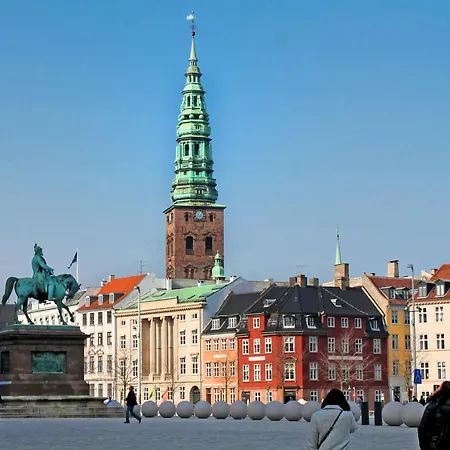 Large Apartment In Central Copenhagen By Tivoli Gardens-2