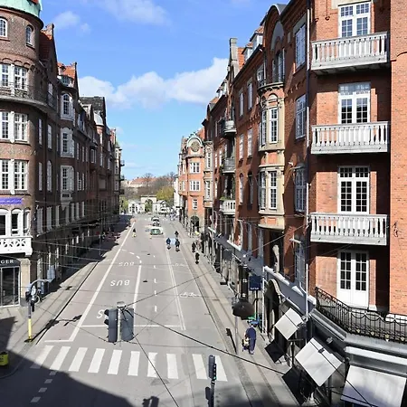 Sanders Penny - Lovely Two-Bedroom Apartment In The Middle Of Action-3